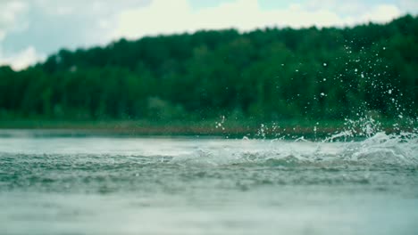 Fröhlicher-Kleiner-Junge,-Der-Spritzer-Im-Wasser-Macht-Und-Spaß-Im-See-Hat