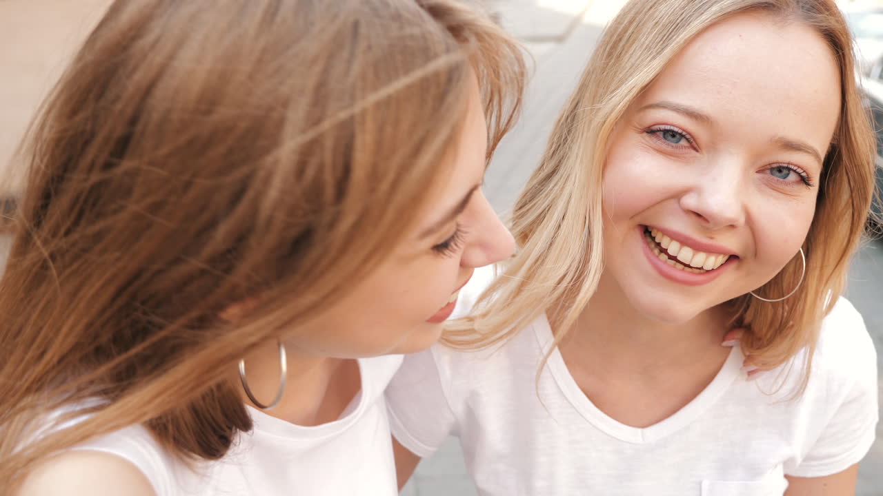 도시에서 셀피를 찍는 두 친구