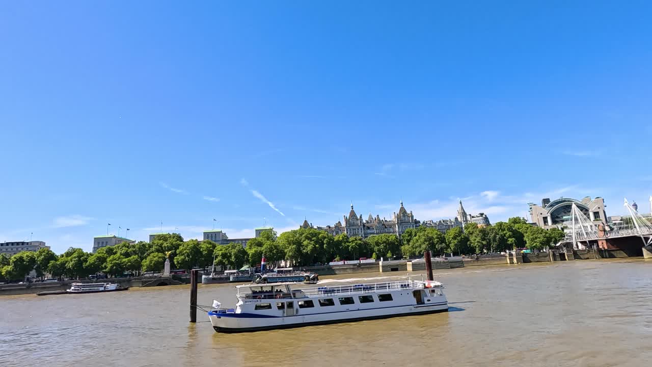 런던 아이 근처의 테임즈 강에 있는 보트
