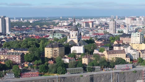 Hermosa-Iglesia-De-Katarina-Rodeada-De-Edificios-Residenciales-Y-Comerciales-En-Estocolmo