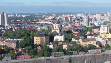 Wunderschöne-Kirche-Von-Katarina,-Umgeben-Von-Wohn--Und-Geschäftsgebäuden-In-Stockholm