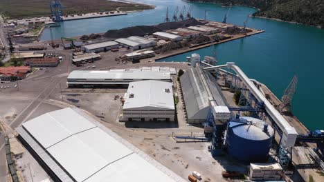 almacén industrial y puerto marítimo por el mar adriático en ploce, croacia