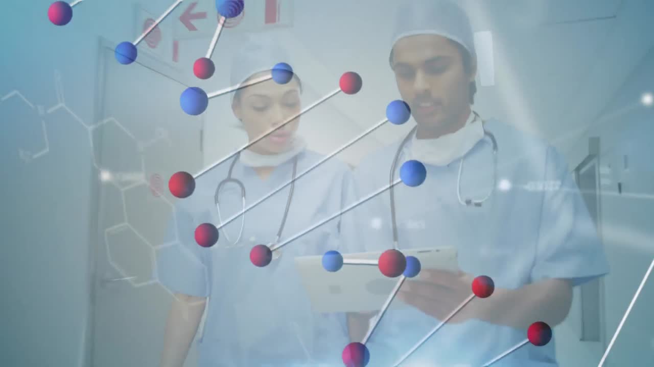 procesamiento de datos médicos contra médicos masculinos y femeninos que utilizan tabletas digitales en el hospital