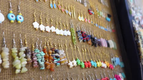 pendientes coloridos hechos a mano en exhibición