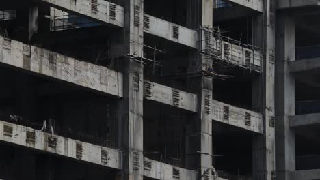 männer, die auf der baustelle im oberen stock arbeiten