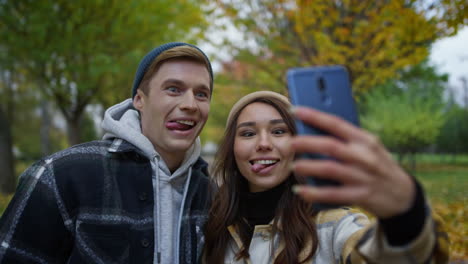 Porträt-Eines-Schönen-Jungen-Verliebten-Paares,-Das-Ein-Selfie-Mit-Zungen-Macht.