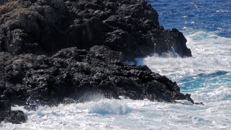 Olas-Rompiendo-En-Las-Rocas-Costeras,-Formando-Un-Gran-Rocío---Playa-De-Jerusalén-En-Grecia---Cerrar