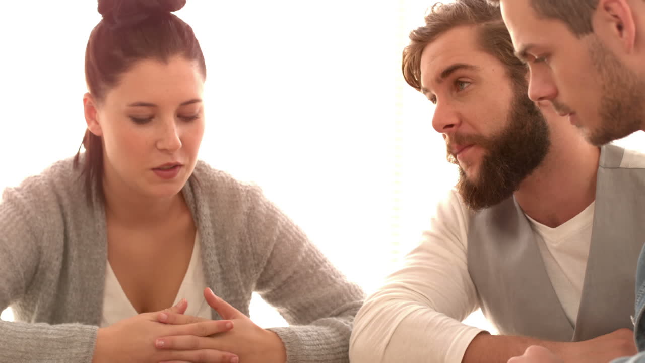 창의적인 비즈니스 팀이 새로운 스마트폰을 검토하고 있습니다.