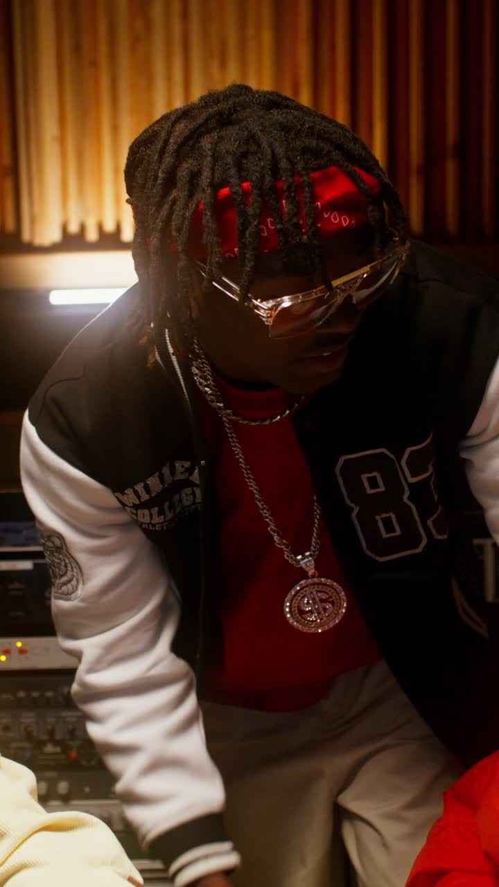 hombre en el estudio.