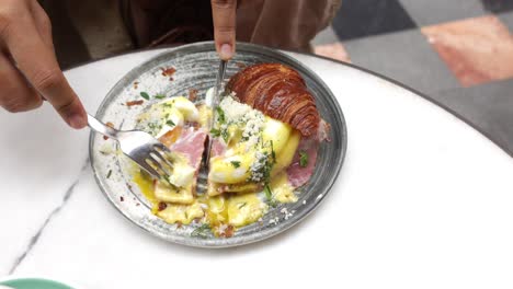 delicious croissant eggs benedict