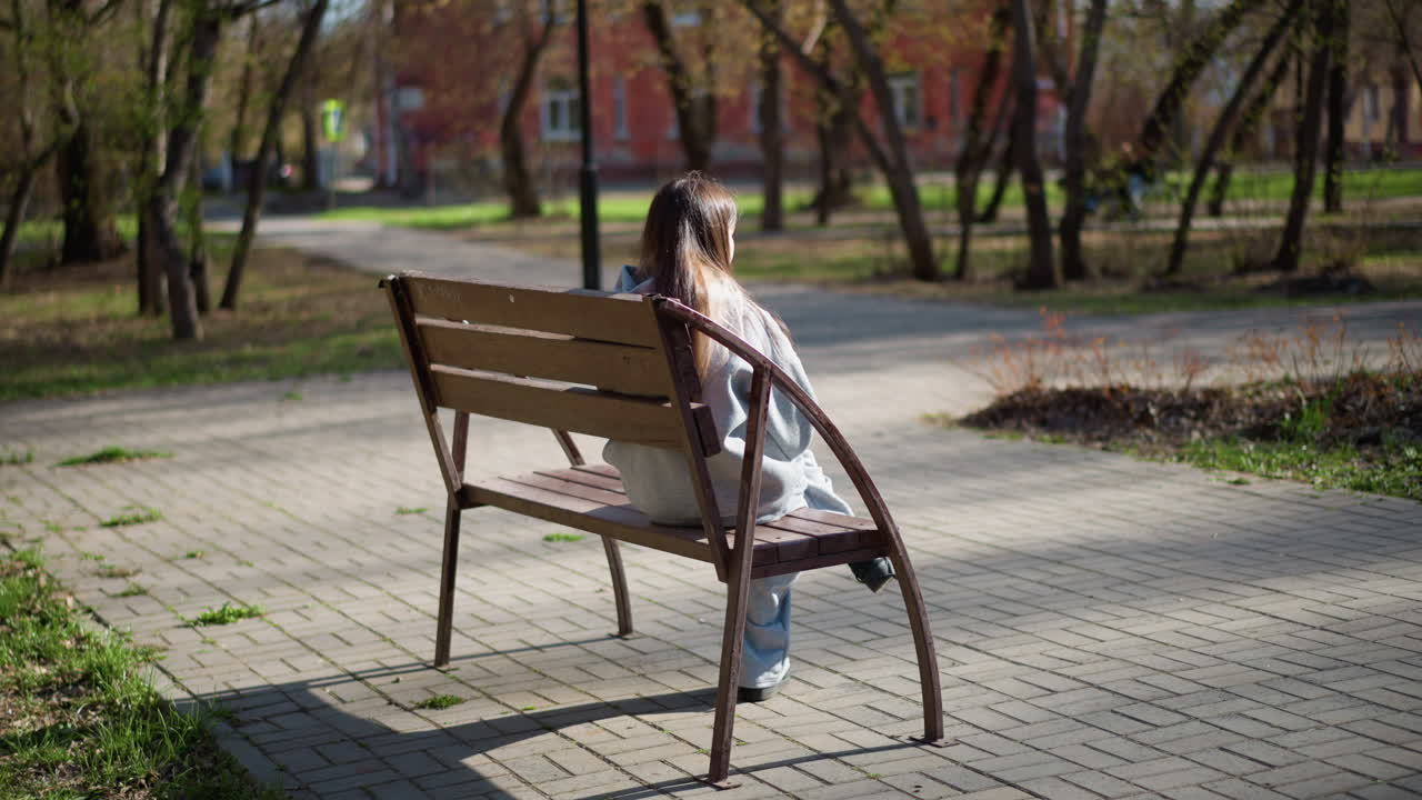 한 여성이 자연을 즐기고 있어요. 한 여성이 햇볕 아래 야외에 평화롭게 앉아 있고, 한 여성이 탁 트인 공원에서 평화롭게 앉아 휴식을 취하고 있어요. 한 소녀가 밝고 화창한 날씨에 자연 속 야외 환경을 평화롭게 즐기고 있네요.