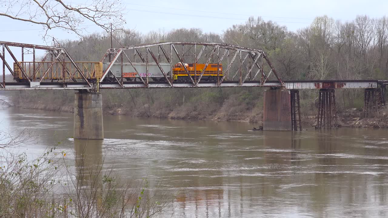 화물열차는 가대를 넘어 깊은 남쪽의 강을 가로지른다