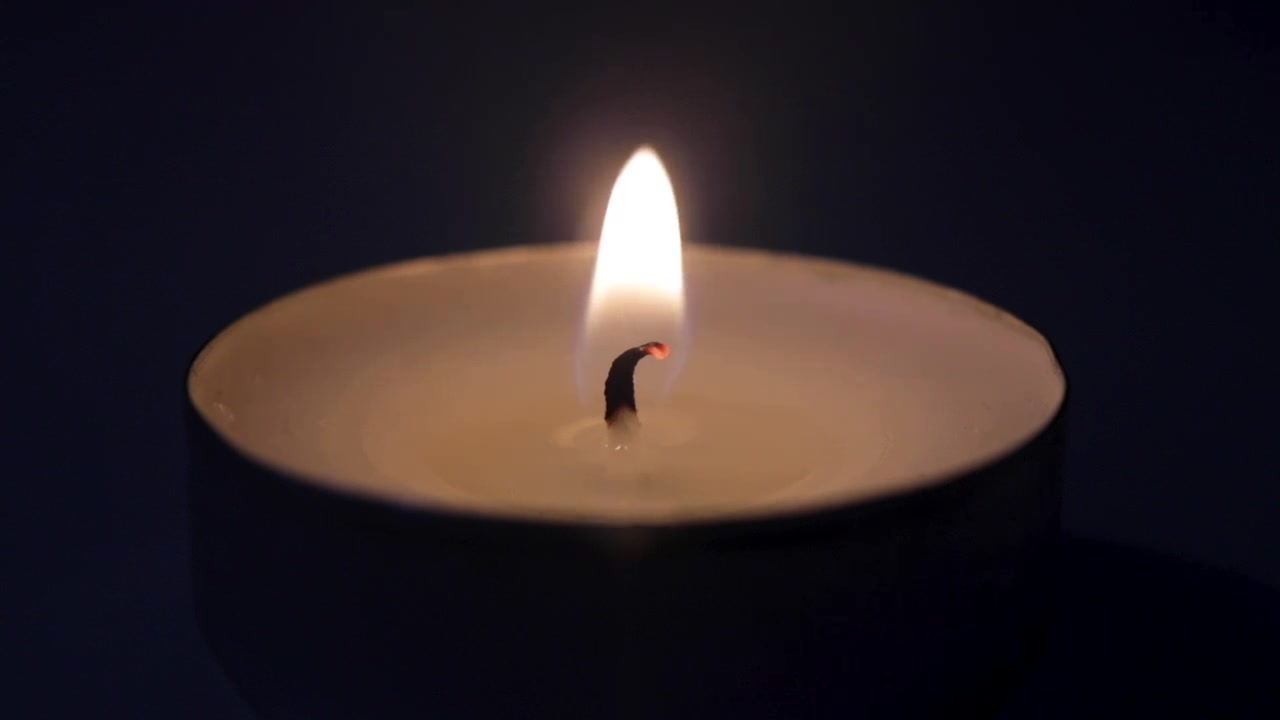 Primo piano di una piccola candela che viene spenta