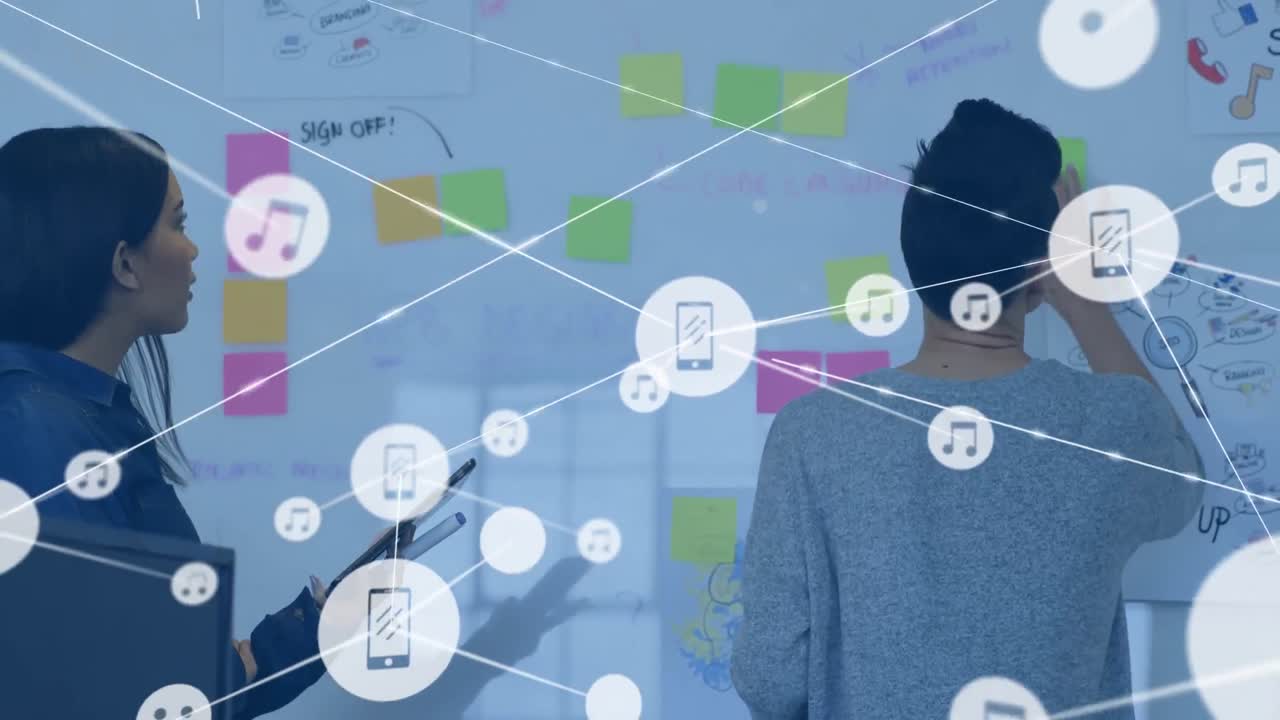 デジタルアイコンのネットワークのアニメーション 2人の異なる女性がオフィスでメモノートを議論しています