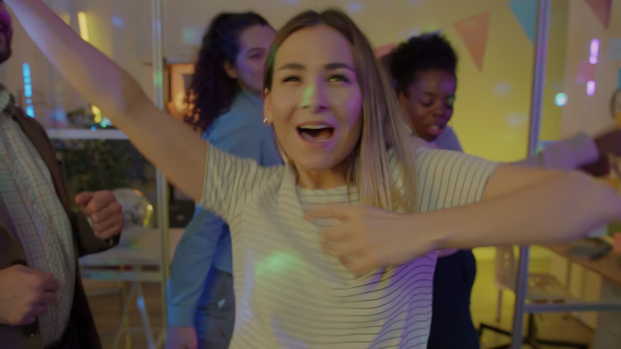 amigos divirtiéndose en una fiesta