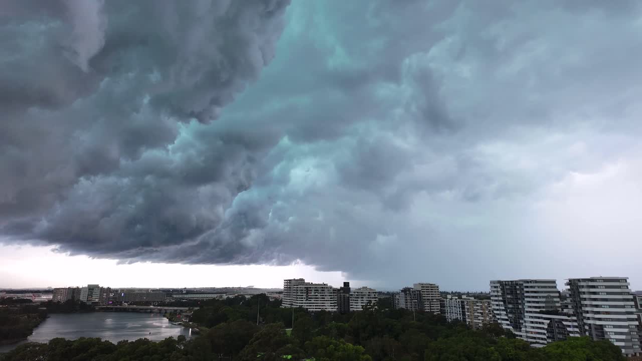 Dramatic timelapse of thick clouds forming, followed by a powerful rainstorm over Sydney Airport. Perfect for weather, travel, and aviation content.