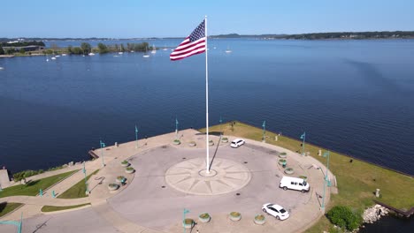 Die-Amerikanische-Flagge-Dreht-Sich-Hoch-Und-Langsam-Im-Heritage-Landing-Park