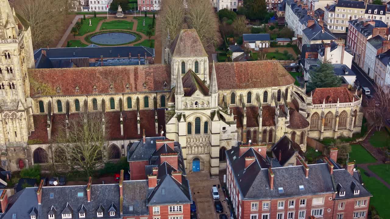 Saint-Pierre-katedralen i Lisieux, Normandie, Frankrike. Luftopptak, stigende bakover.