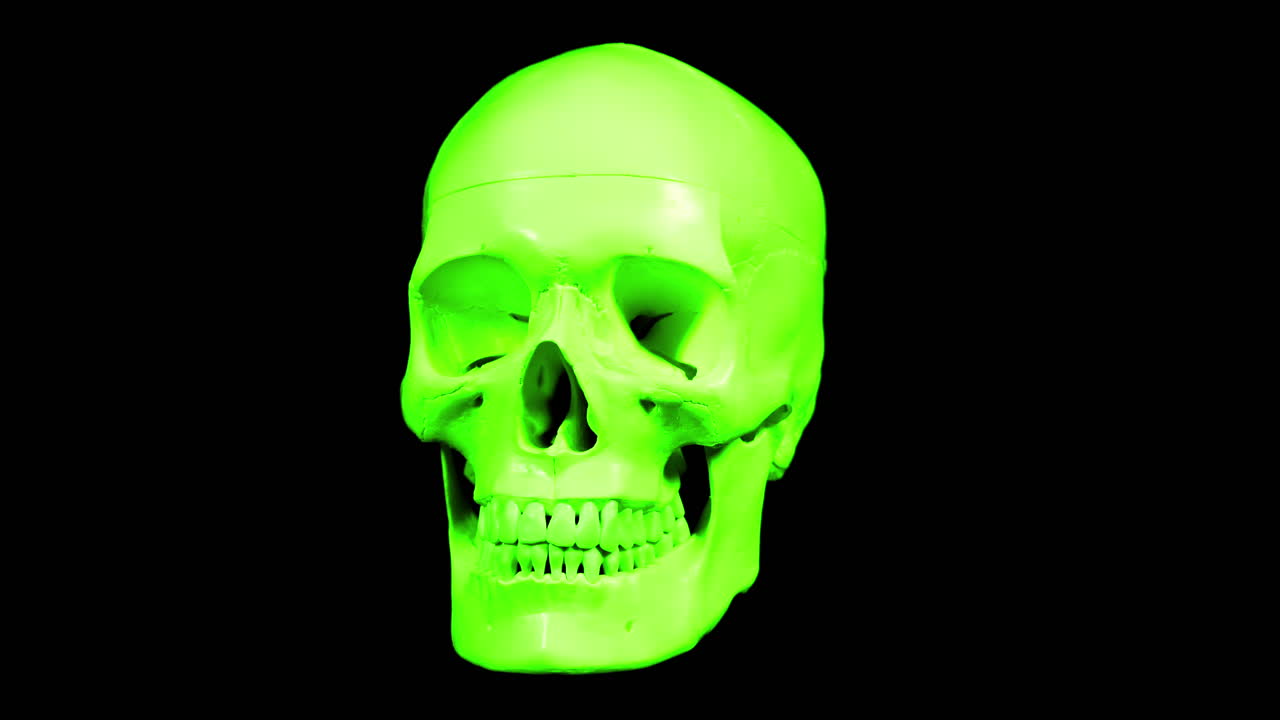 cranio umano che diventa nero