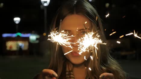 mujer con chispas en la noche