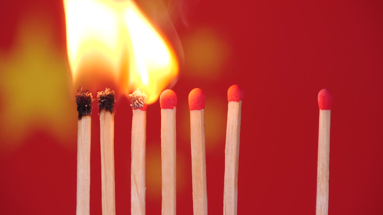 brote de coronavirus, distanciamiento social en china. concepto: propagación de la epidemia, efecto dominó, covid-19, fósforos quemados aislados, detener la propagación del virus, mantener la cuarentena, el bloqueo