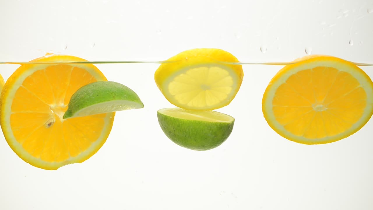 Caduta di frutta in acqua. Riprese in acqua