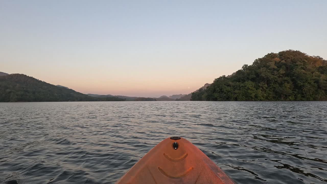 progresión de un viaje en kayak a medida que se pone el sol