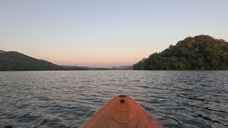 Progressione di un'escursione in kayak al tramonto