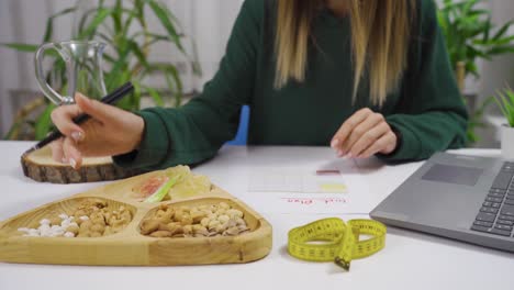 Preparar-Un-Plan-De-Dieta-A-Partir-De-Frutos-Secos.-Estilo-De-Vida-Saludable.