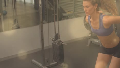 animación de puntos de luz sobre mujer caucásica haciendo ejercicio en el gimnasio