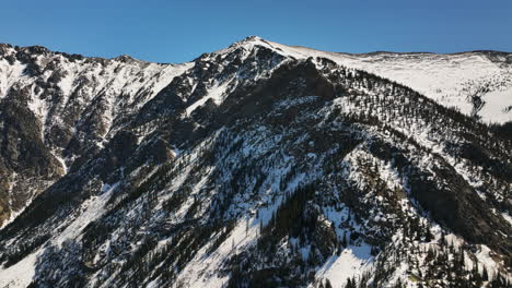 Drohnen-Dolley-Aufnahme-Des-Schneebedeckten-Kupferbergs-An-Einem-Sonnigen-Wintertag