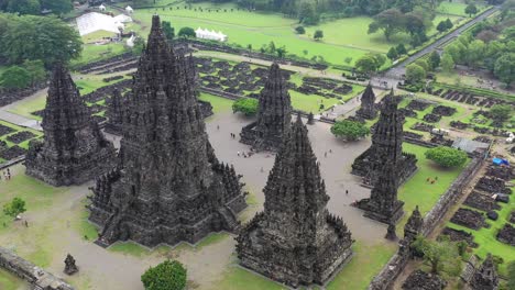 templo hindú prambanan en yogyakarta, indonesia durante condiciones húmedas, toma aérea de pedestal