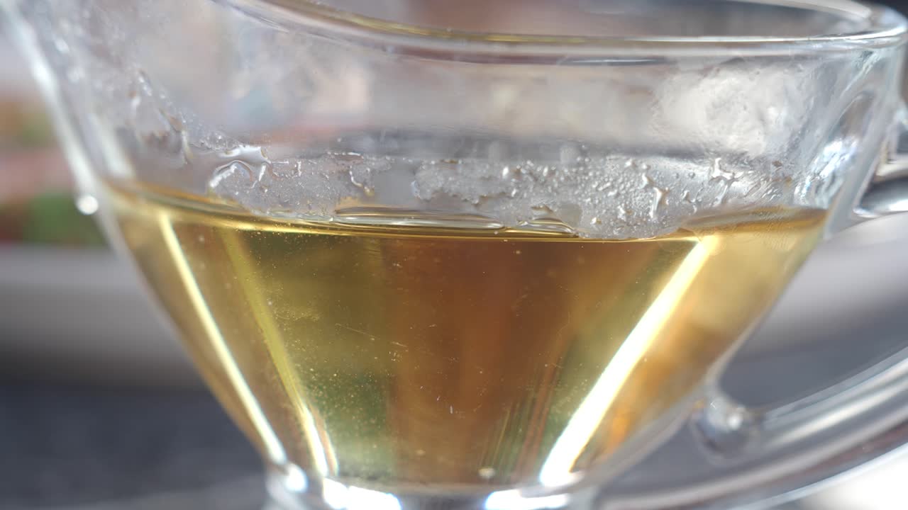 노란색 액체로 된 유리 향신료 접시의 클로즈업