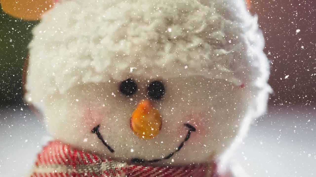 크리스마스 장식 위에 내리는 눈의 애니메이션