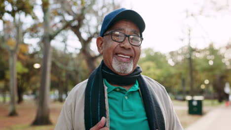 Parque,-Feliz-Y-Cara-De-Hombre-Mayor-Con-Una-Sonrisa