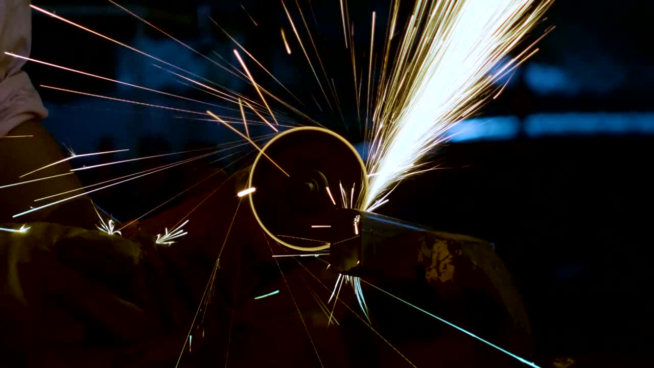 금속을 절단하는 각 밀러