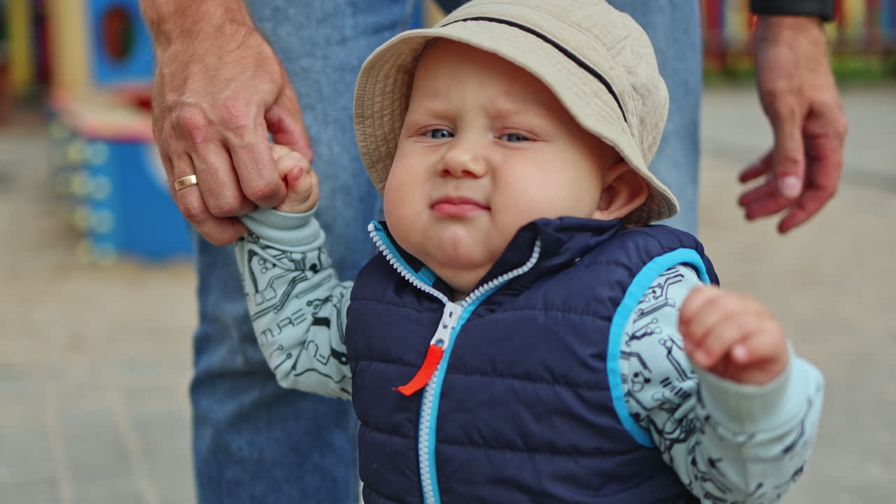 Bambino che cammina nel parco con papà. Passeggiata familiare autunnale di papà e bambino. Sviluppo del bambino