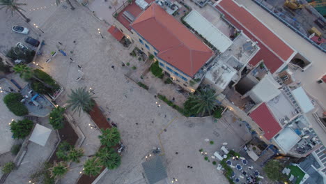 Vista-De-Arriba-Hacia-Abajo-De-La-Plaza-Kedumim-En-La-Antigua-Jaffa,-La-Ciudad-Vieja-Y-El-Puerto-De-Jaffa,-Israel:-Esta-Es-Una-De-Las-Zonas-Más-Antiguas-Y-Famosas-De-Israel-Y-Es-Una-Atracción-Para-Muchos-Turistas.