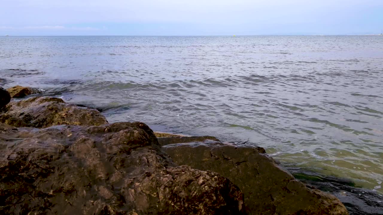 Onde del mare che si infrangono sugli scogli sulla costa nel sud della Francia a Montpellier