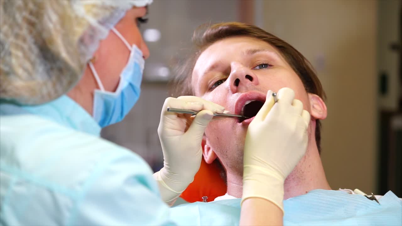 dentista que realiza un procedimiento dental