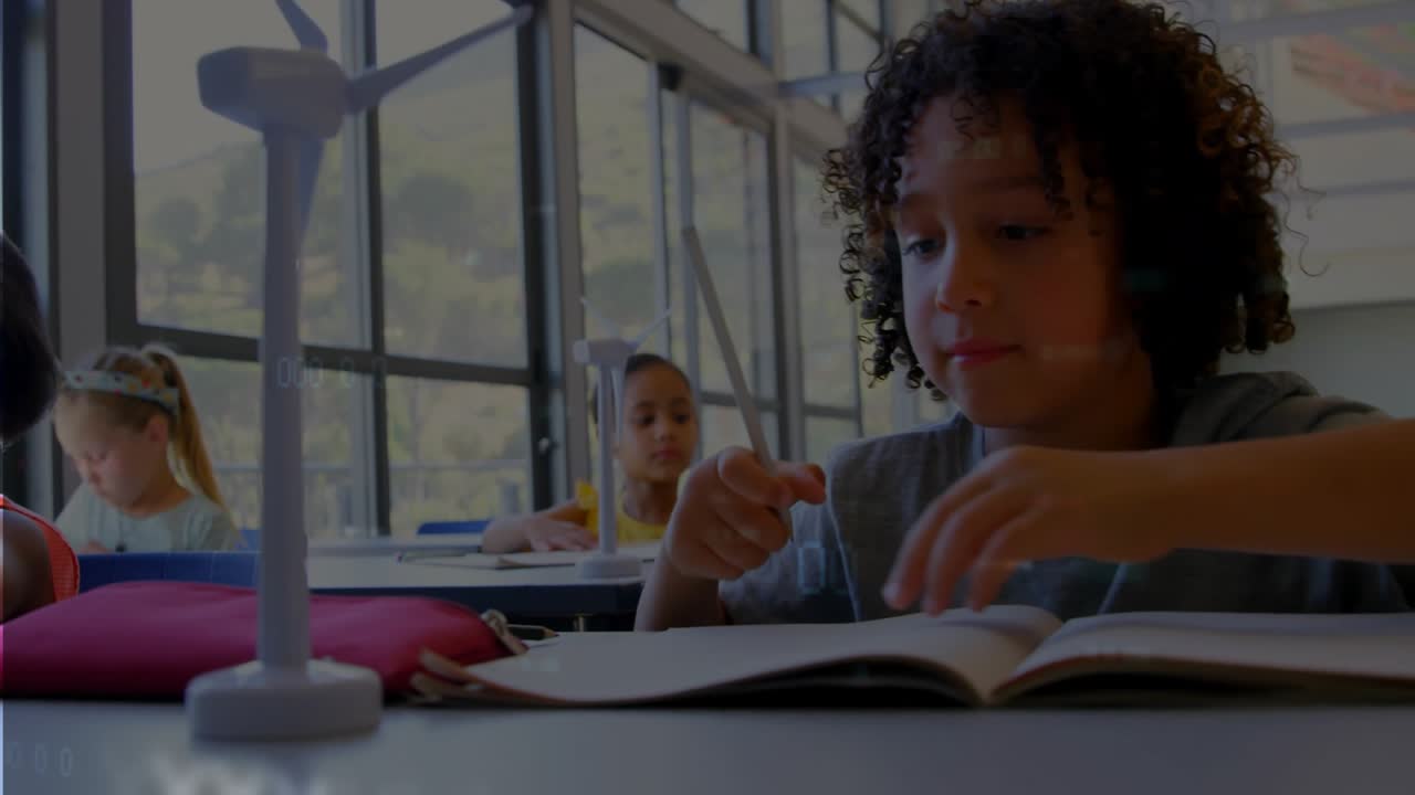 Estudante masculino escrevendo em livro de atividades durante a aula, iniciando ícones de matemática animados que guiam os colegas.