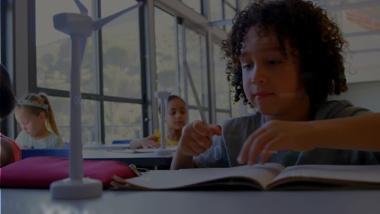 Estudante masculino escrevendo em livro de atividades durante a aula, iniciando ícones de matemática animados que guiam os colegas.