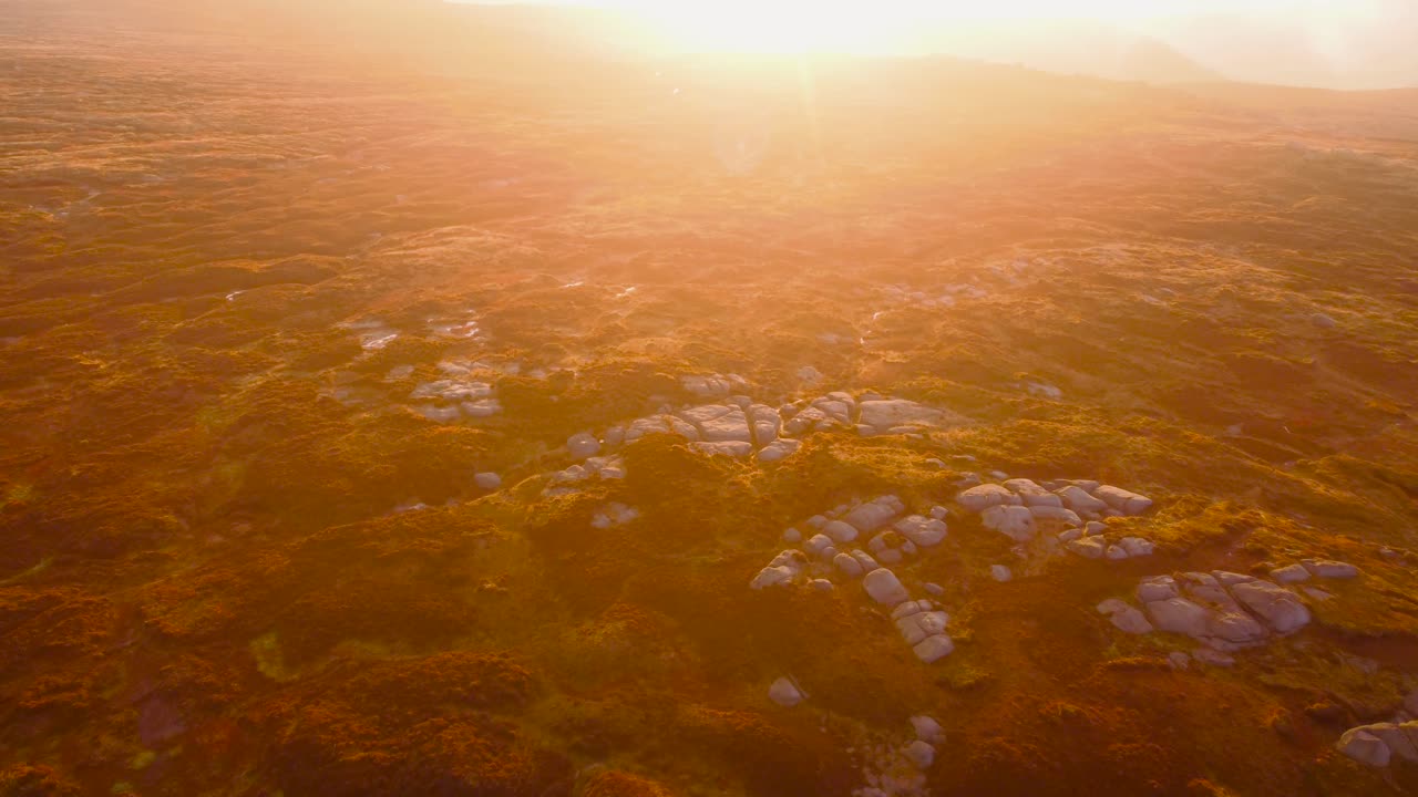 햇빛 아래 킨더 스카우트 산에 식물이 있는 아름다운 자연 풍경의 공중 조감도