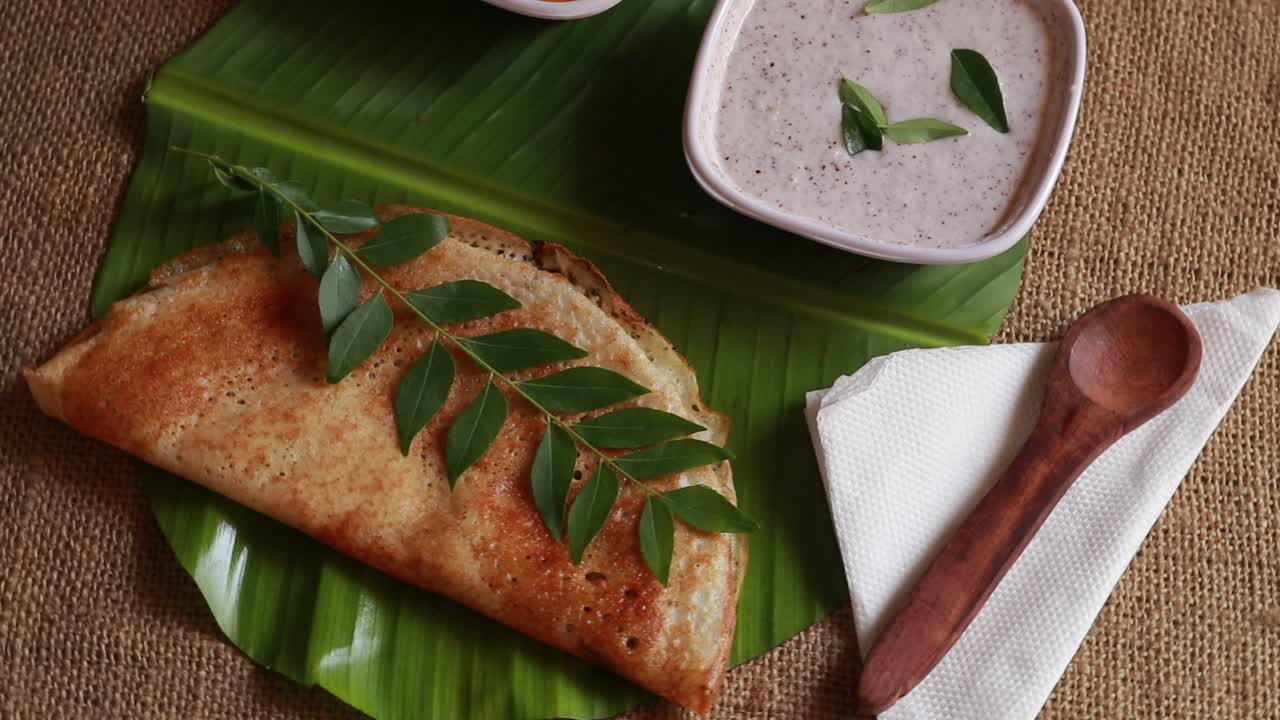 Masala Dosa in rotazione - Crêpes salate indiane con ripieno di patate, vista dall'alto