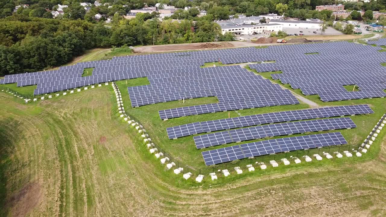 큰 태양광 농장 의 공중 사진
