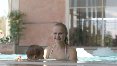 Madre-Y-Su-Hijo-En-La-Piscina