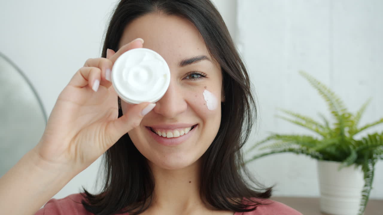 mujer aplicando crema facial