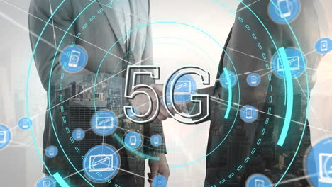 texto 5g sobre la red de iconos de conexiones contra la sección media de dos hombres de negocios que se dan la mano