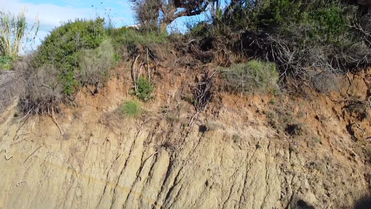 espectacular vuelo aéreo de drones se eleva lentamente toma de drones de una lujosa ubicación de boda de luna de miel en un acantilado