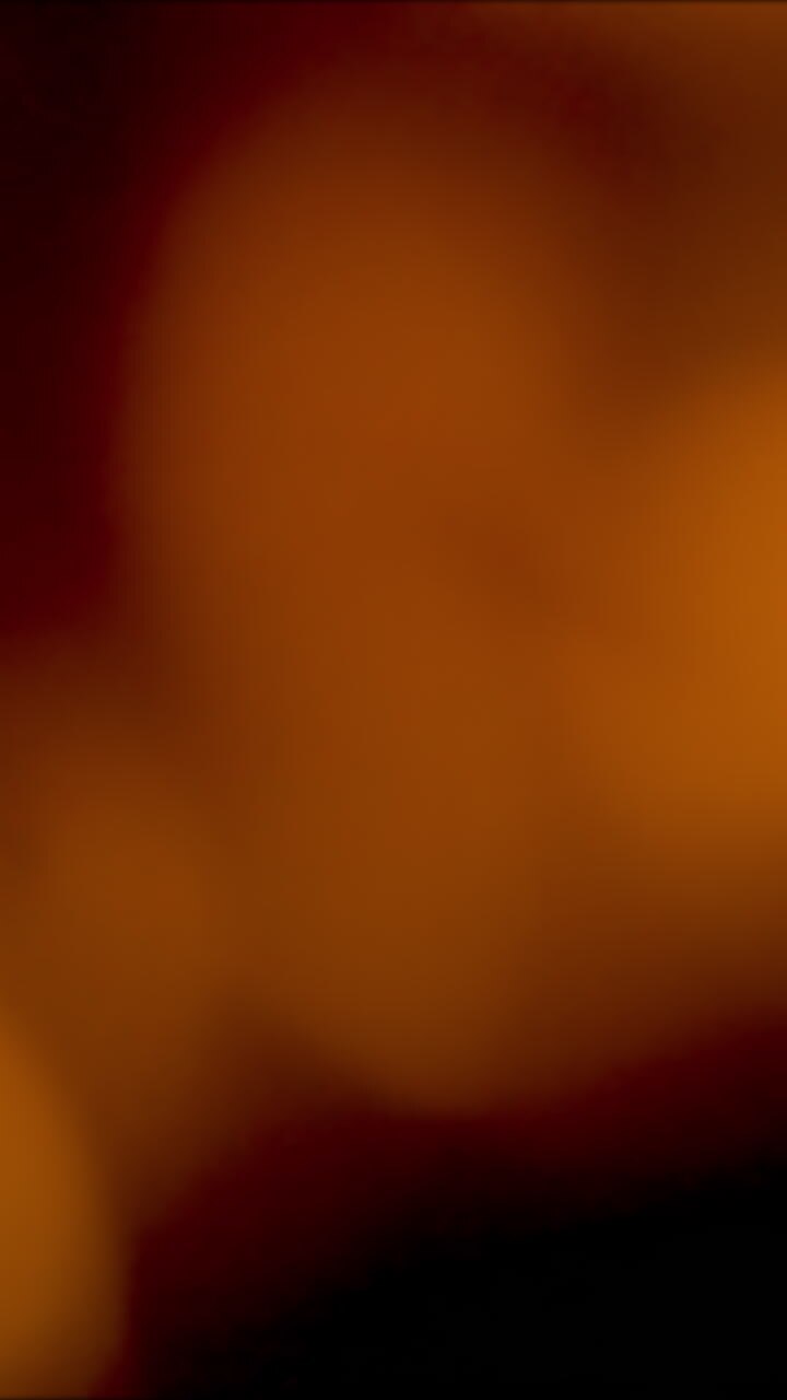 un primo piano delle fiamme in un incendio di tronchi che brucia in un camino in verticale